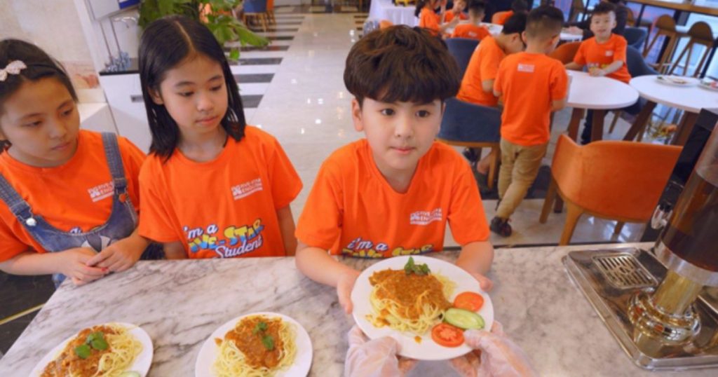 Trẻ nhận đồ ăn tại Trại hè Quốc tế Atlantic Summer Camp